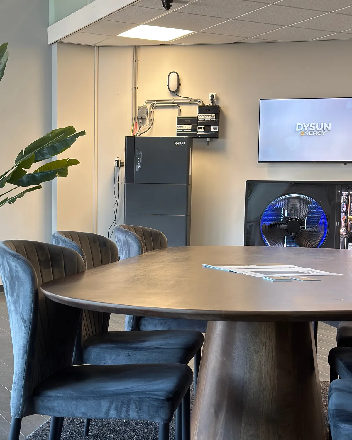 De showroom van Dysun Energy in Echt, met een thuisbatterij en meterkast aan de wand en de tafel waar we bezoekers ontvangen
